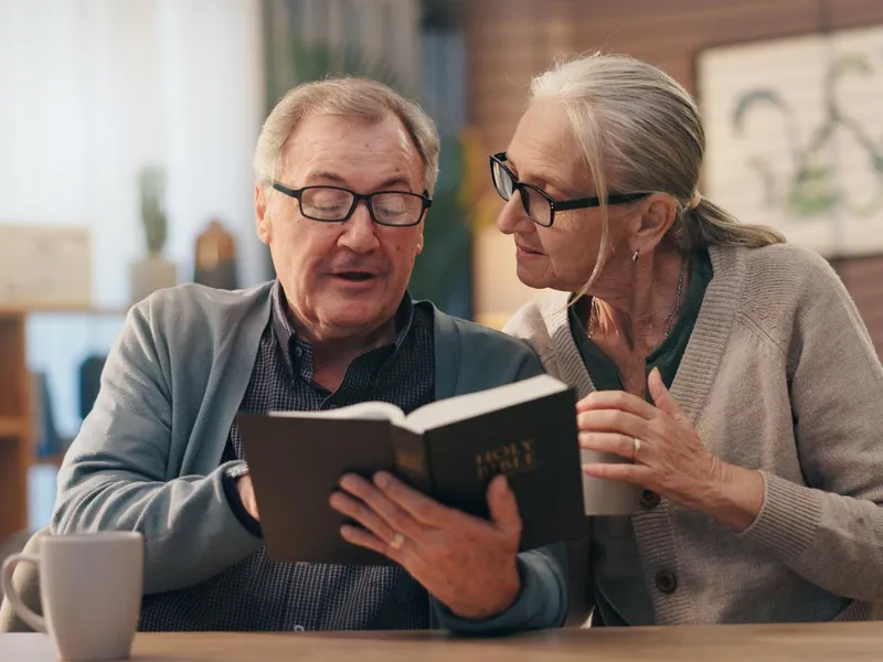 Pensionari citind o carte - Foto: Freepik