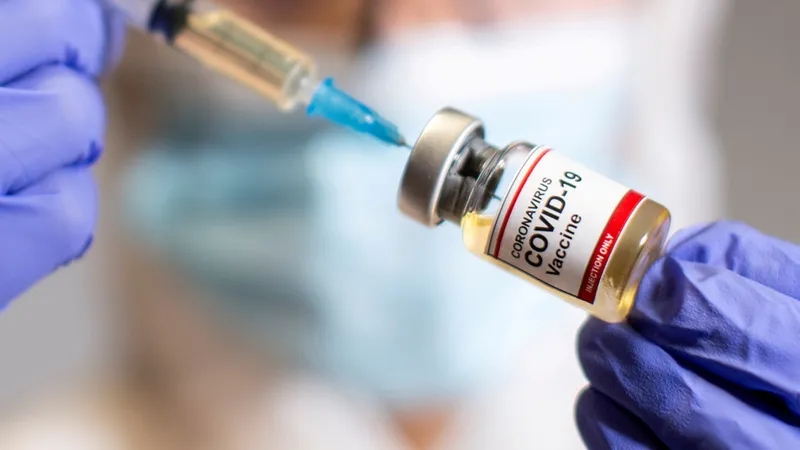 Un medic recomandă persoanelor cu afecțiuni renale să se vaccineze/FOTO: Reuters