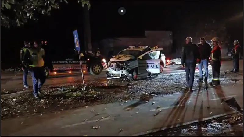 Două mașini de poliție au plecat în urmărirea unui contravenient. S-au bușit tare între ele - Foto: captură video