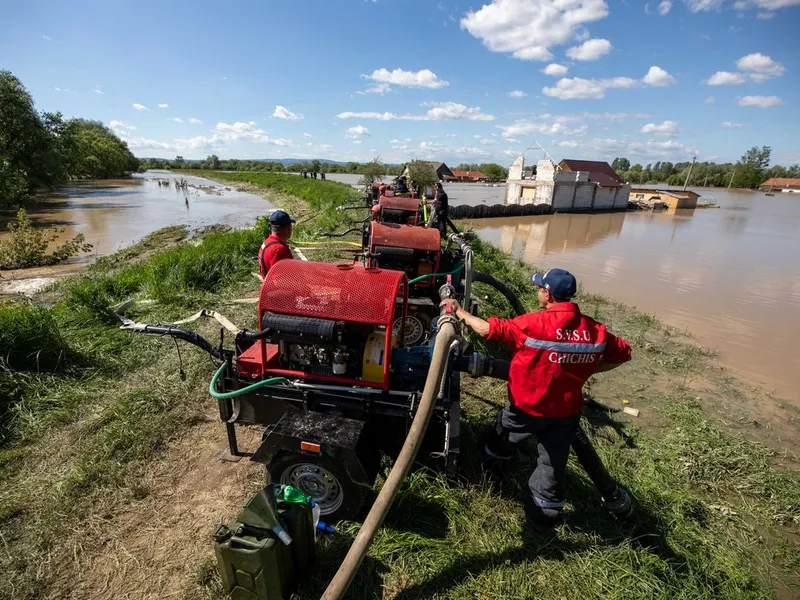 România pierde sute de milioane de euro din PNRR. Exemplu: Din 400 km de diguri, nu e gata 1 km - Foto: INQUAM PHOTOS / Ovidiu Micsik (Imagine cu rol ilustrativ)