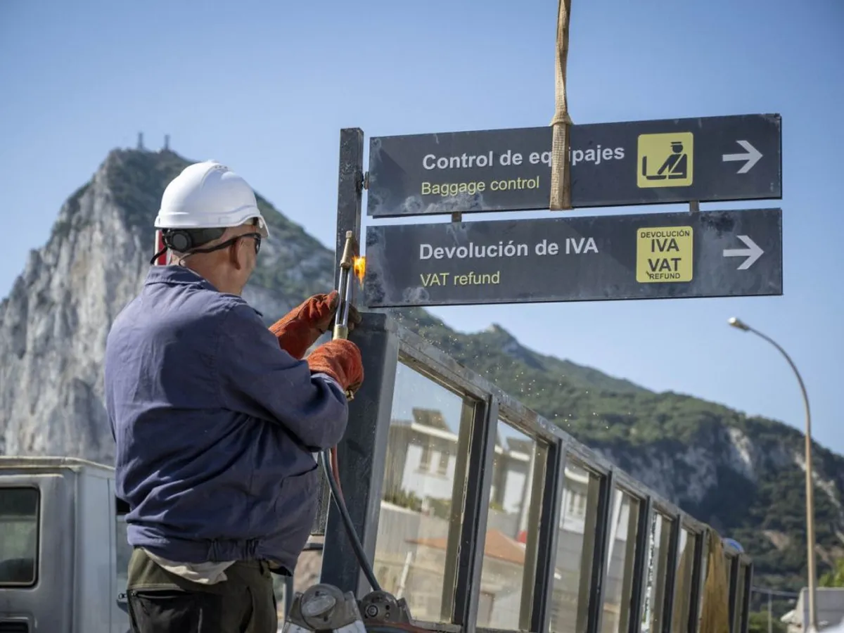 Frontiera pe cale de dispariţie dintre Gibraltar (UK) şi La Línea de la Concepción, Spania - Foto: Profimedia Images