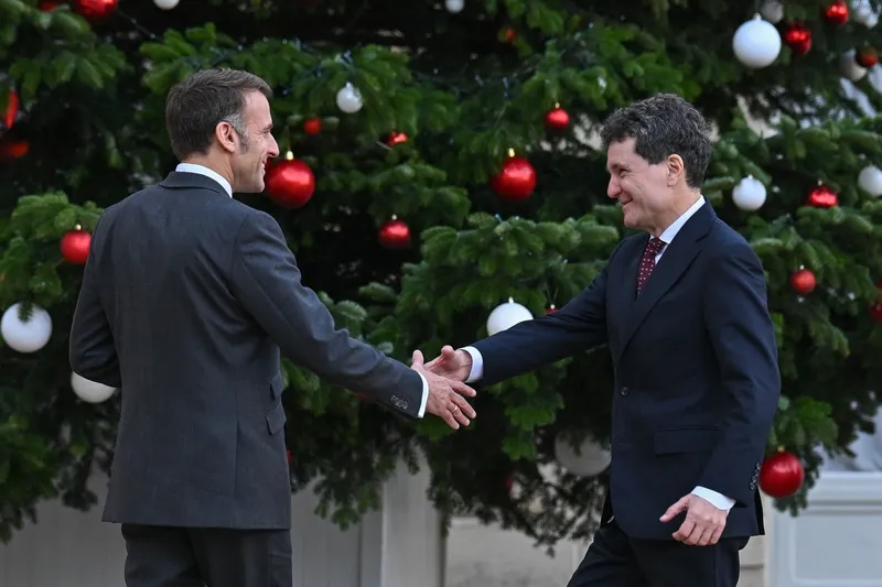 Președintele Nicușor Dan, preimit de președintele Franței, Emmanuel Macron - Foto: Profimedia Images