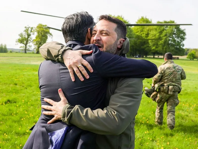 Premierul britanic Rishi Sunak şi preşedintele ucrainean Volodimir Zelenski - Foto: Profimedia Images