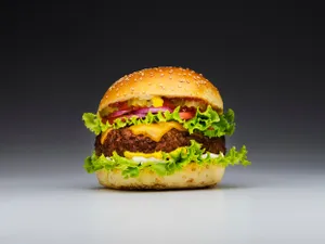 Celebru lanț de fast food, dat în judecată pentru că vinde un burger mai mic decât e în reclame - Foto: Profimedia Images/ Imagine cu caracter ilustrativ