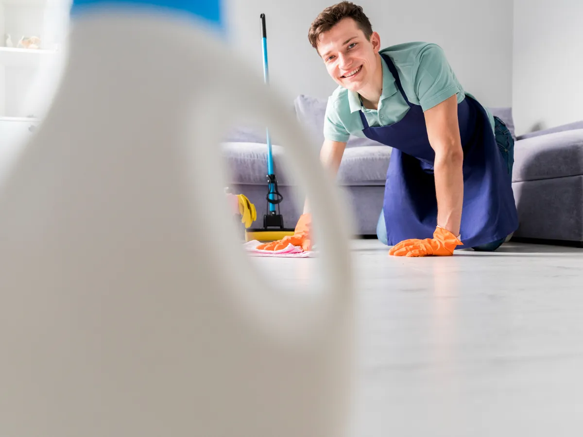 Bărbat care își curăță casa - Foto: Magnific.com (Imagine cu rol ilustrativ)