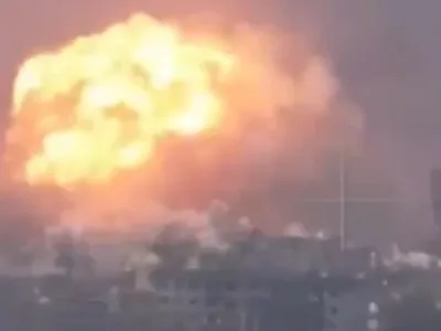 Imagini apocaliptice din Ucraina. Momentul în care o bombă spulberă un întreg bloc de locuințe în „Orașul păcii”