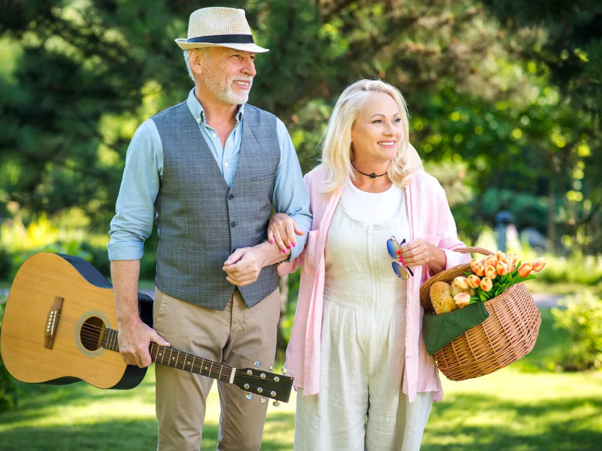 Pensionari în parc - Foto: Freepik