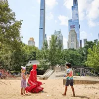 Vladimir Putin, călare pe un tanc în Central Park din New York. / Foto: @jamescolomina, Instagram