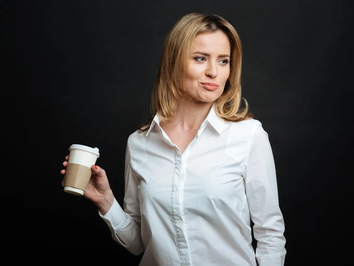 Tânără bând o cafea - Foto: Freepik