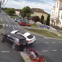 Un SUV Mercedes, spulberat și răsturnat de alt SUV cu remorcă al cărui șofer a adormit - Foto: captură video