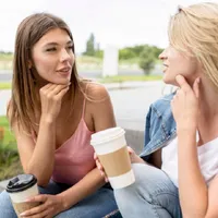 Ce înseamnă când cel care vorbește cu tine se uită în altă parte? Te minte sau se teme? - Foto: Freepik.com (rol ilustrativ)