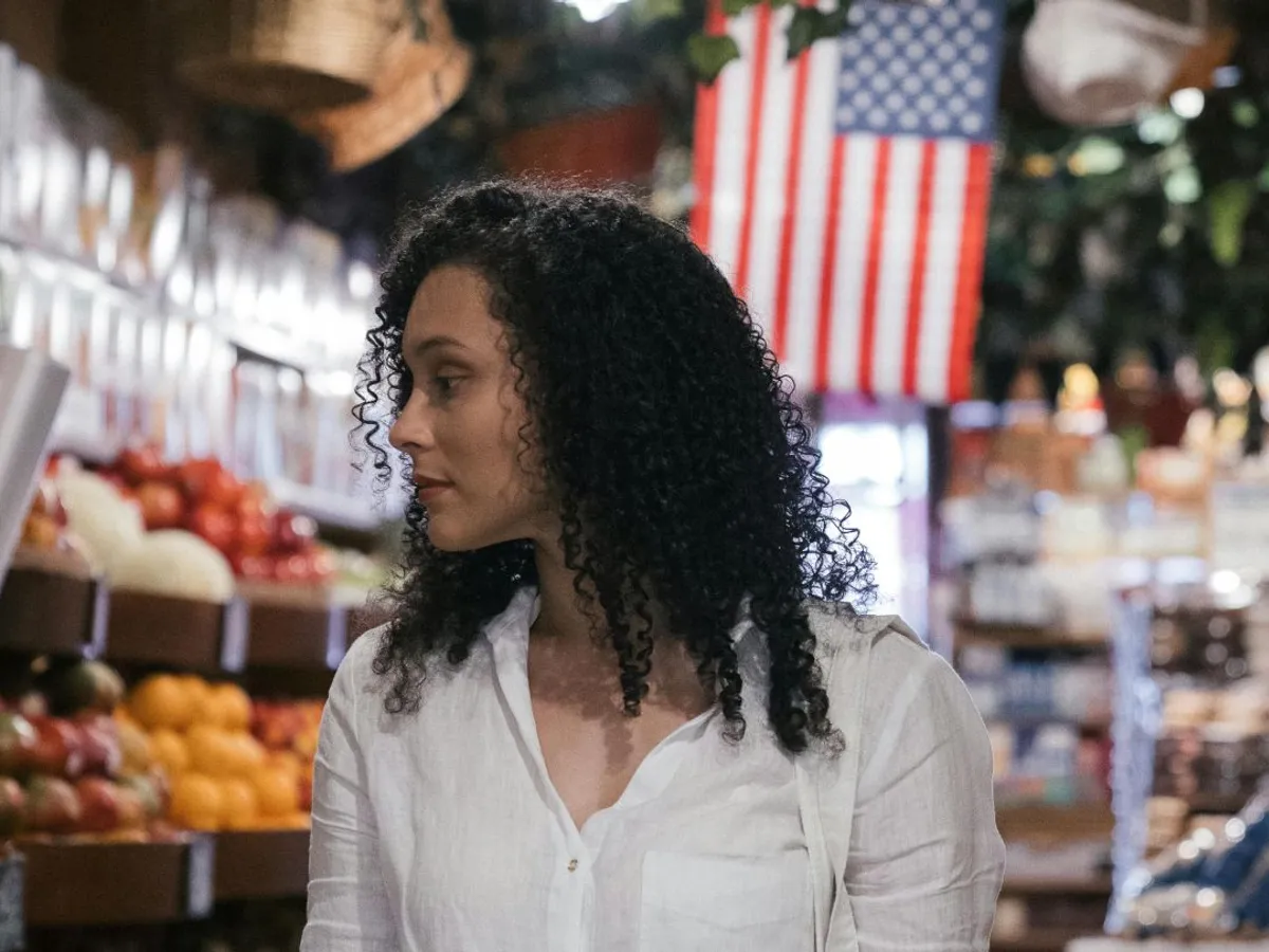 Femeie la shopping în piaţa de legume şi fructe,  în SUA - Foto: Pexels/Mike Jones