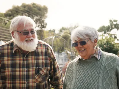 Pensionari la pensie plimbându-se în parc - Foto: Freepik