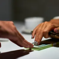 Mita „rușinoasă” primită de polițiști pentru a ajuta o bătrână să ia permisul. Ce bunătăți au primit - Foto