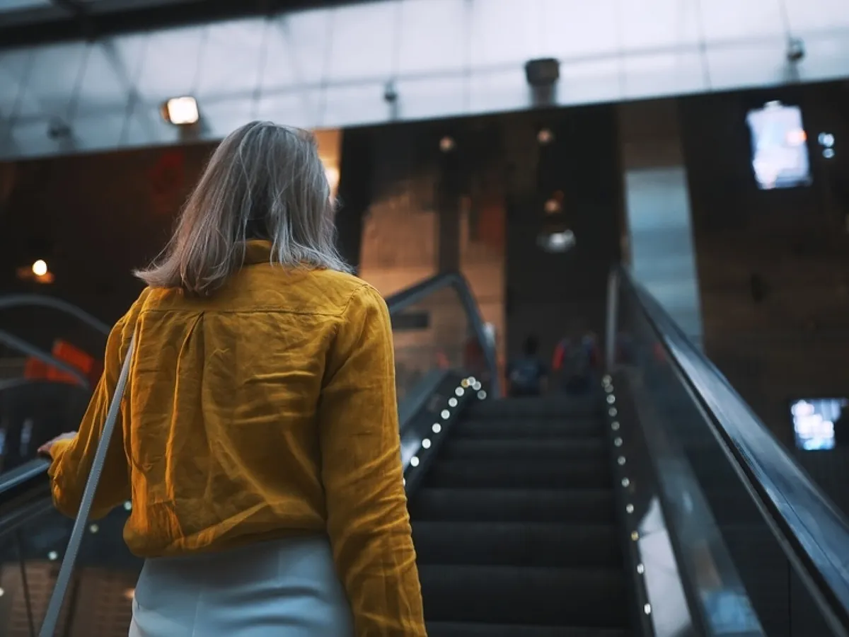 Femei pe scări rulante: Shutterstock (imagine cu rol ilustrativ)