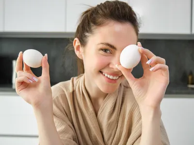 Femeie care ține două ouă în mâini - Foto: Freepik (Imagine cu rol ilustrativ)