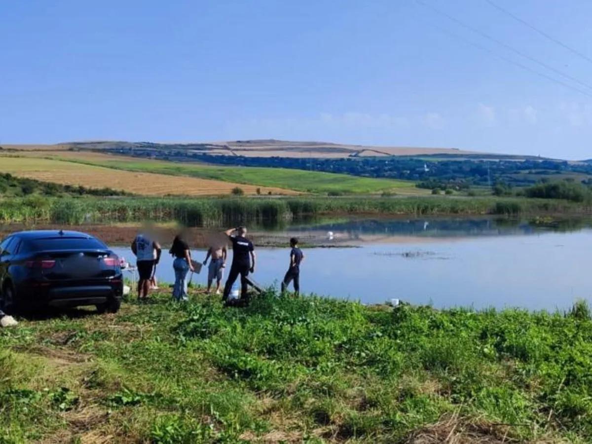 O barcă s-a scufundat în lacul de la Rediu din Cluj. Trei persoane, între care un copil, au scăpat - Foto: Observator