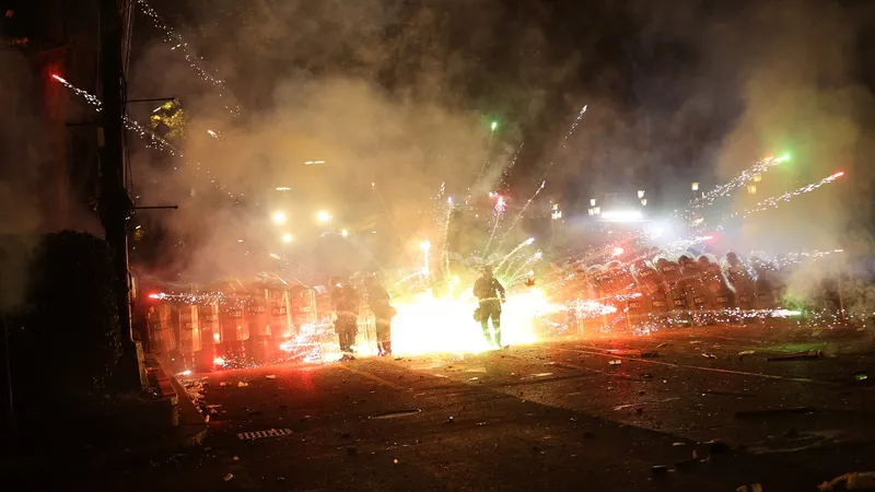 Revoluție în Georgia și lupte de stradă. Premierul pro-rus cere demisia președintelui pro-UE - Foto: Profimedia images