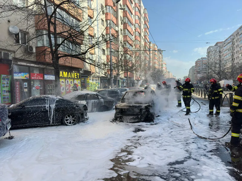 Mașini în flăcări, în București. Pompierii intervin în acest moment. Traficul este blocat - Foto: ISU B-IF