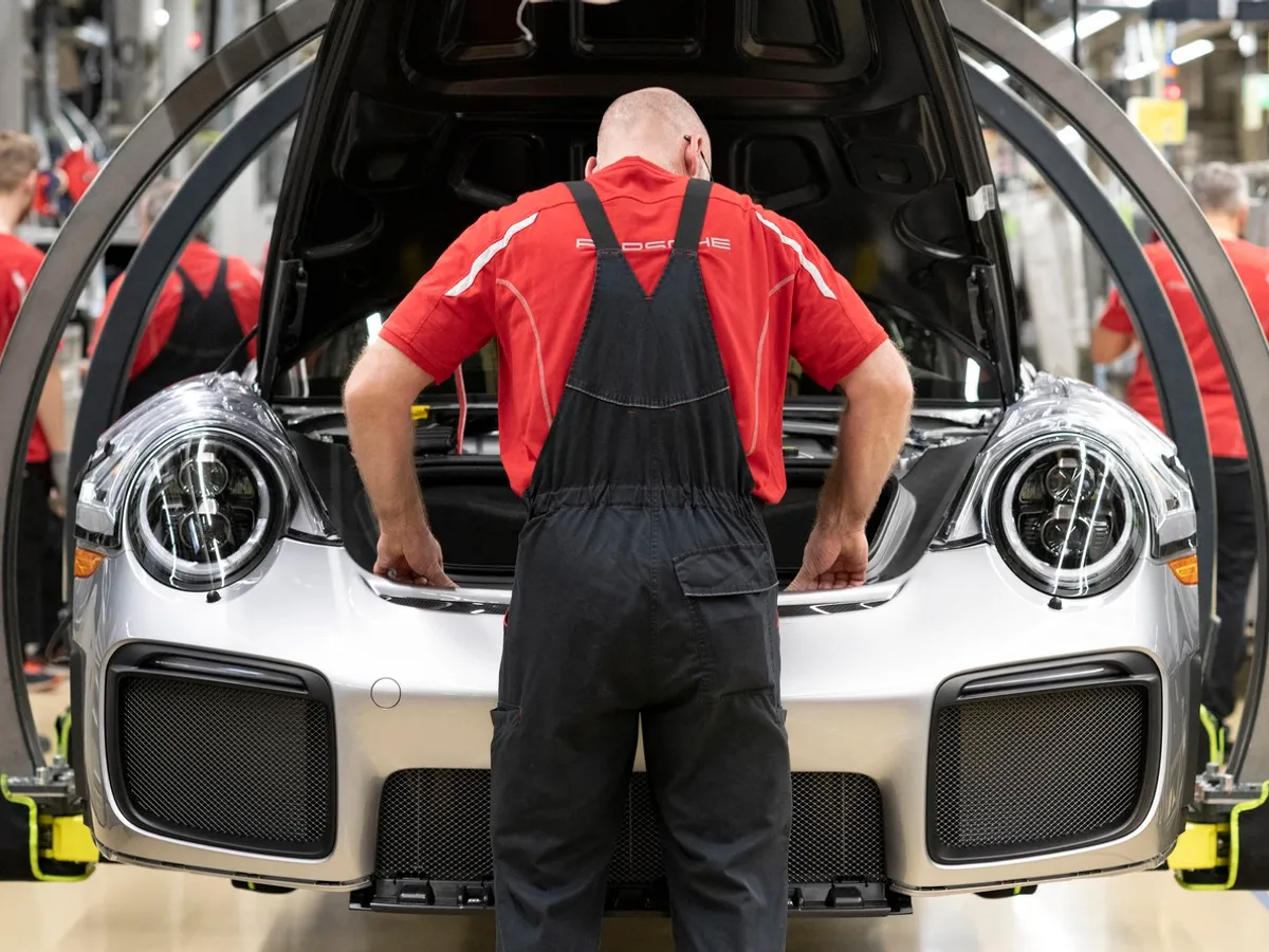 Porsche, în alertă. Strategia mașinilor electrice a eșuat. Circa 8.000 de angajați, în pericol? - Foto: Profimedia Images - Imagine cu rol ilustrativ