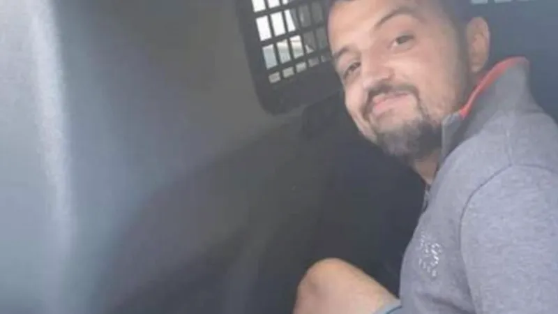 Ucigașul din Galați, rânjind la instanță Garda și-a adunat forțele Să-ncerce să ne ia străzile Foto: captură Youtube