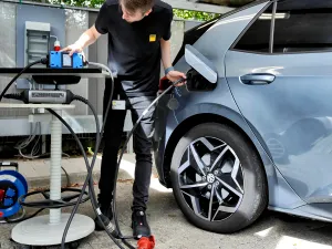 „Contorul” indică 1 kW, în bateria mașinii electrice ajung 0,7 kW. Cine „fură” curent la priză? - Foto: adac.de