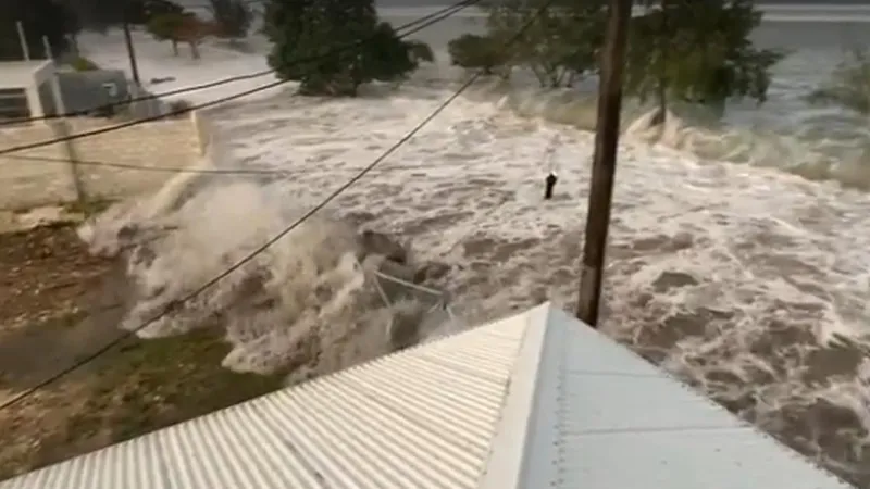 Criza apei potabile se profilează pentru Tonga, lovită crunt de un tsunami/FOTO:AmicoHoops