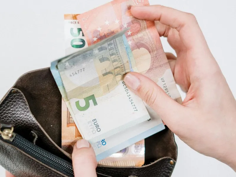 Curs BNR, 12 iunie. Moneda euro se apreciază foarte puţin, sub noul prag psihologic, de 5.10 lei - Foto: Pexels/cottonbro studio