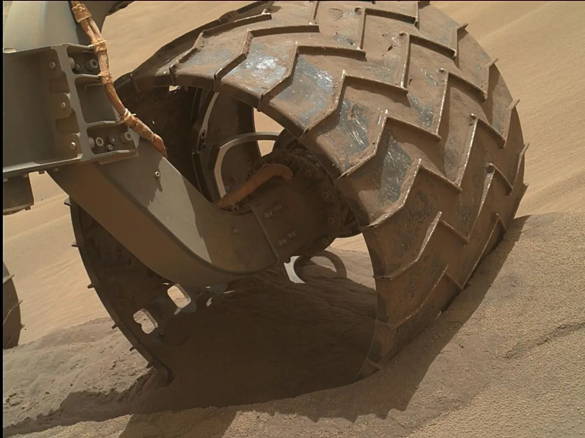 Plan apropiat cu roata roverului Curiosity, pe planeta Marte - Foto: Profimedia Images