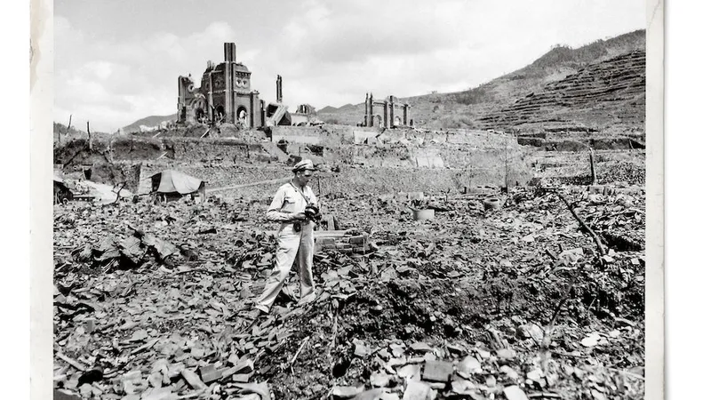 Hiroshima, după ce Enola Gay l-a aruncat pe „Little Boy“, prima bombă atomică, pe 6 august 1945, devastând orașul și populația acestuia