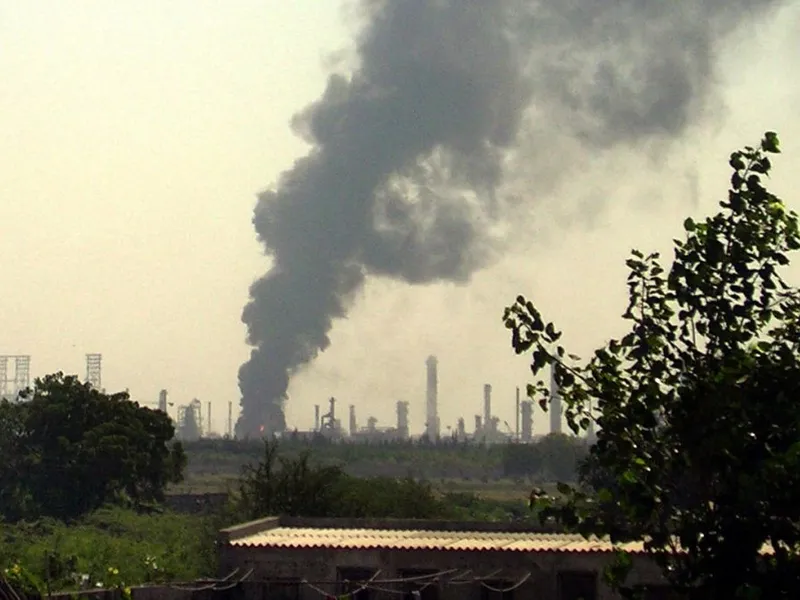 Fumul se ridică din rafinăria operată de Reliance Industries din India, situată în Jamnagar, la aproximativ 400 km vest de Ahmedabad - Foto: Profimedia Images