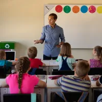 50% dintre copiii din comunităţile dezavantajate spun că profesorii le cer bani pentru fondul clasei - FOTO: Profimedia
