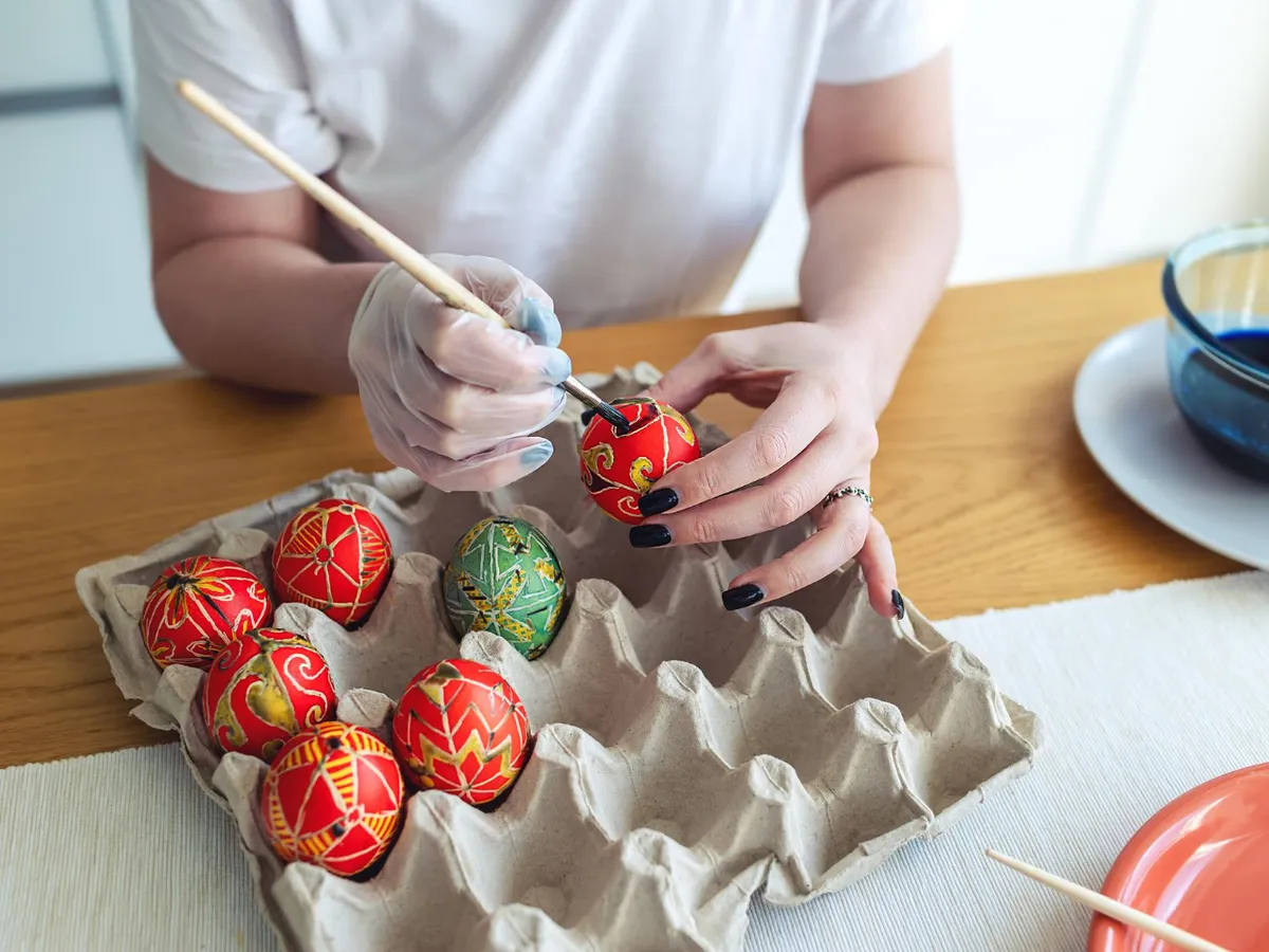 Persoană care vopsește ouăle - Foto: Freepik (Imagine cu rol ilustrativ)