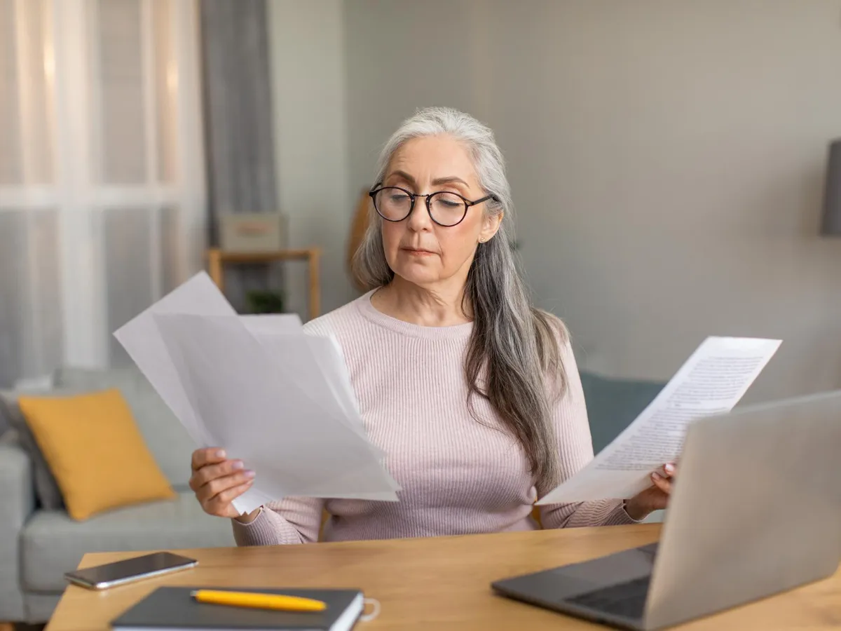 Pensionară cu dosare Foto: Freepik (rol ilustrativ)