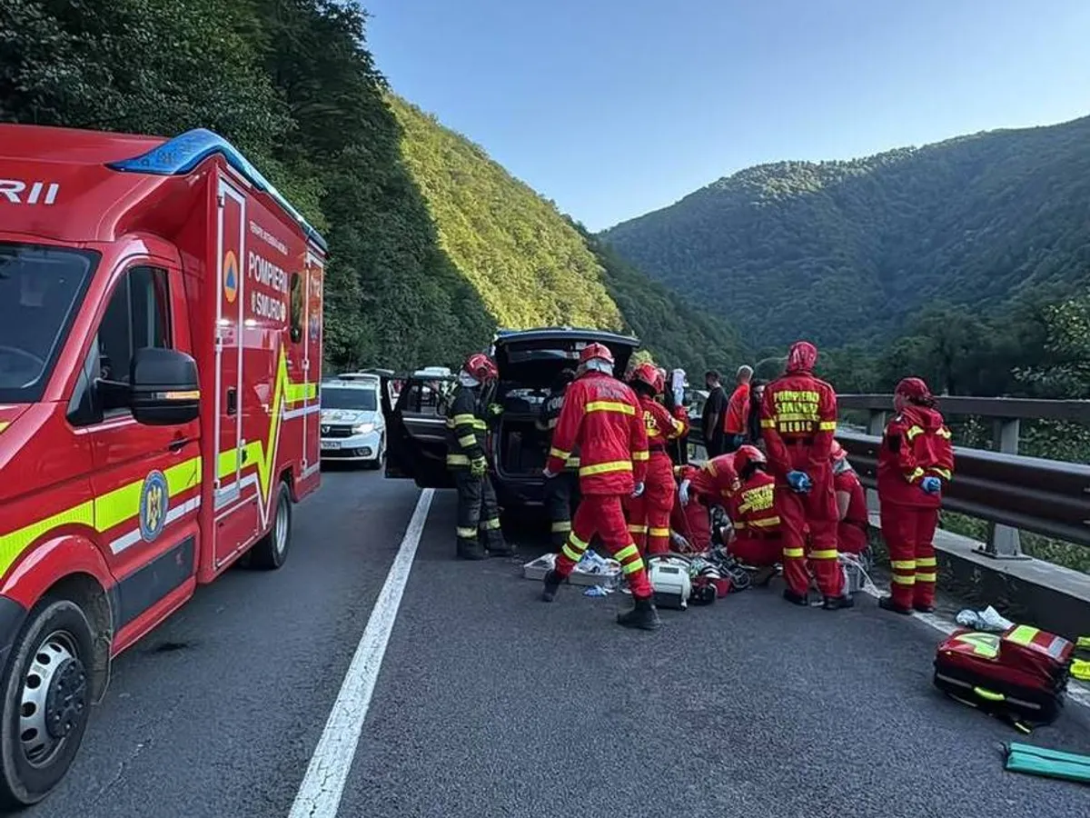 Un bolovan s-a prăbușit peste o mașină pe DN7. Un bărbat a fost scos inconștient dintre fiare
