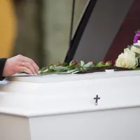 VIDEO Un bărbat, dus la Poliție după ce a furat verigheta de la un decedat și biscuiții de pomană - Foto:Freepik (rol ilustrativ)