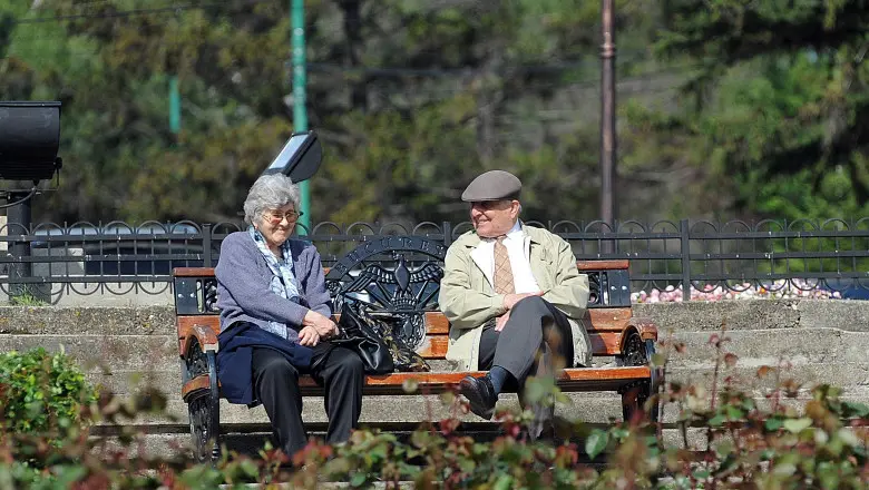 Pensionari pe banca. FOTO: Agerpres