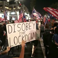 Pe 21 noiembrie a fost organizat un protest anti-lockdown în Huntington Beach, California/FOTO: latimes.com