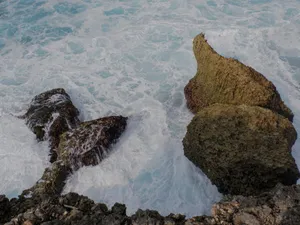 VIDEO Surpriza din ocean: un influencer s-a filmat în timp ce înota accidental într-o zonă contaminată cu fecale. „E cam sărată”