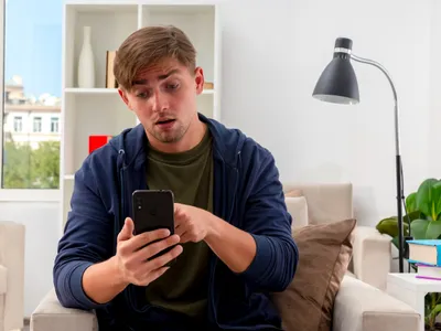 Bărbat care stă pe telefon - Foto: Magnific.com (Imagine cu rol ilustrativ)