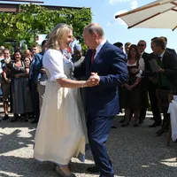 Vladimir Putin a fost la nunta fostului ministru de Externe, Karin Kniessl. Partidul acesteia, FPÖ, e pe primul loc- Foto: Profimedia Images