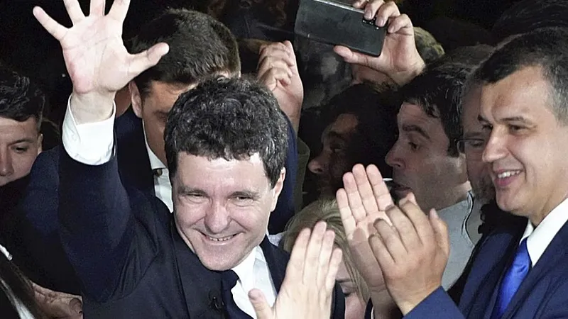 Nicuşor Dan, duminică seară, în faţa susţinătorilor săi, sărbătorind victoria - Foto: Profimedia Images