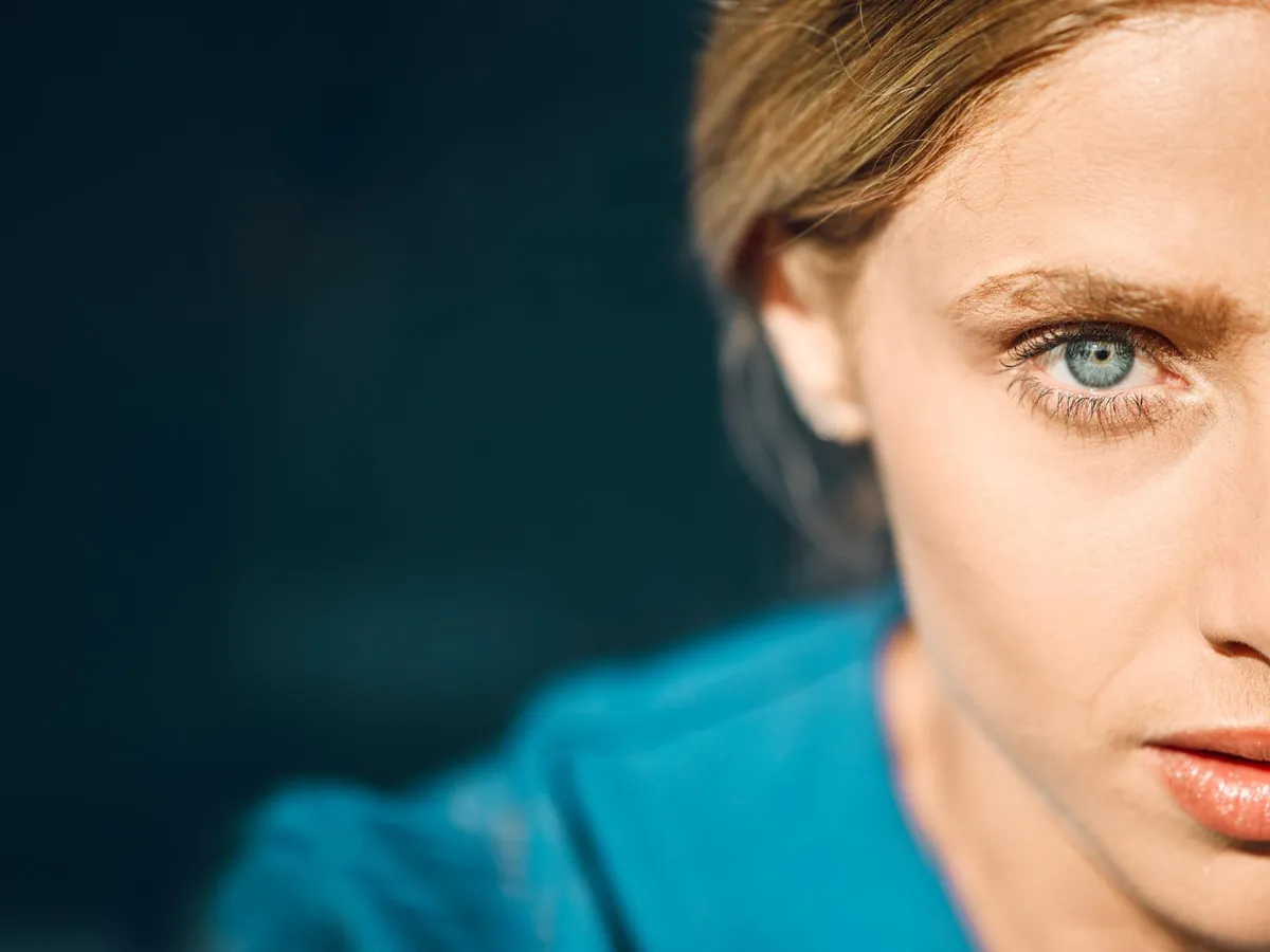 Sunt cu adevărat speciale persoanele cu ochi albaștri? Motivul pentru care sunt mai sensibile la lumină