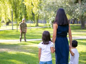 Familie în parc - Foto: Freepik