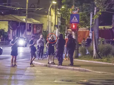 Fotoreporterul Cătălin Georgescu se ceartă cu jandarmii după ce i-a surprins lovind trei turiști israelieni. FOTO: IULIAN ALEXANDRU POPA