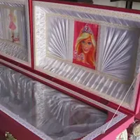 „Barbie mania”: O firmă de pompe funebre oferă sicrie roz, cu steluțe și poze cu păpuși - Foto: captură video