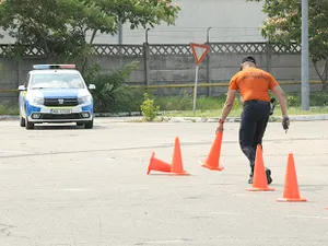 Polițiști promovați instructori pe pile, „îi recomandă doar vocea şi talentul”. / Foto: vremeanoua.ro