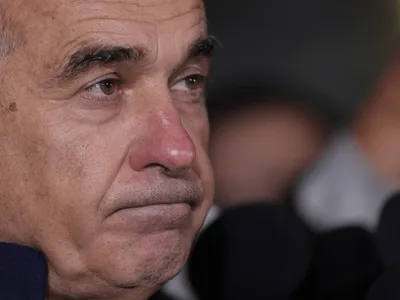 Călin Georgescu, refuzat de patronul unei fabrici de mobilă pentru o vizită într-un turneu ploitic. „Nu înțelegem de ce suntem prinși în acest program” 