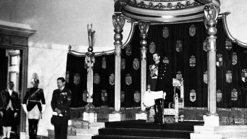 Regele Carol al II-lea, în Sala Tronului din Palatul Regal, în 1936 - Foto: Profimedia Images