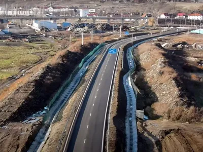 Breteaua de autostradă care trece printr-o groapă de gunoi/FOTO: Youtube (captură)